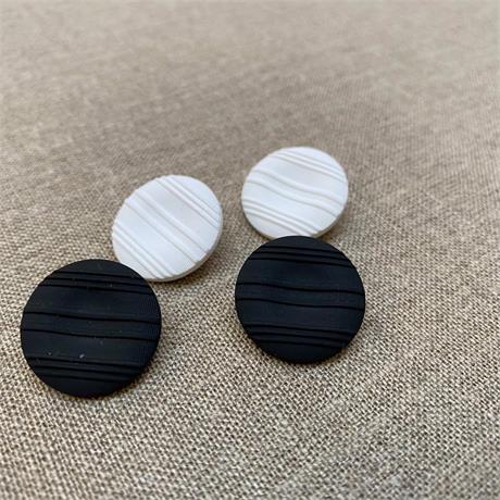 Italian Plastic Shank Button Image 1