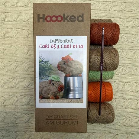 Hoooked Crochet Kit - Capybaras Carlos & Carlotta Image 1
