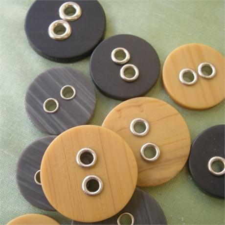Plastic Eyelet Button Sz44 Image 1
