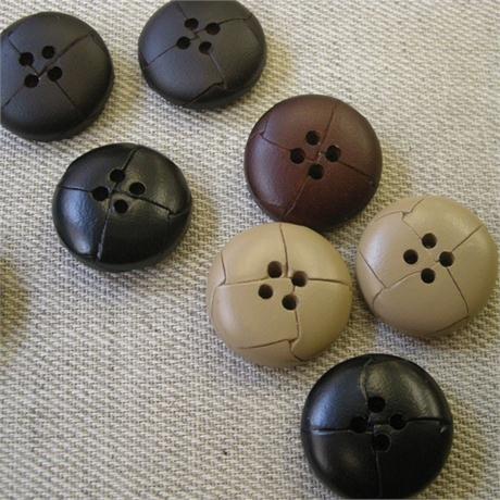 4-Hole Leather Button 24mm Image 1