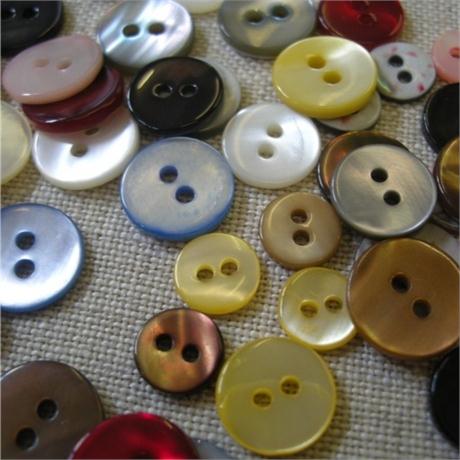 Dyed Shell Button 5mm Image 1