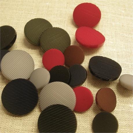 Plastic Ridge Button Sz28 Image 1