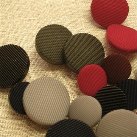 Plastic Ridge Button Sz40 Image 1